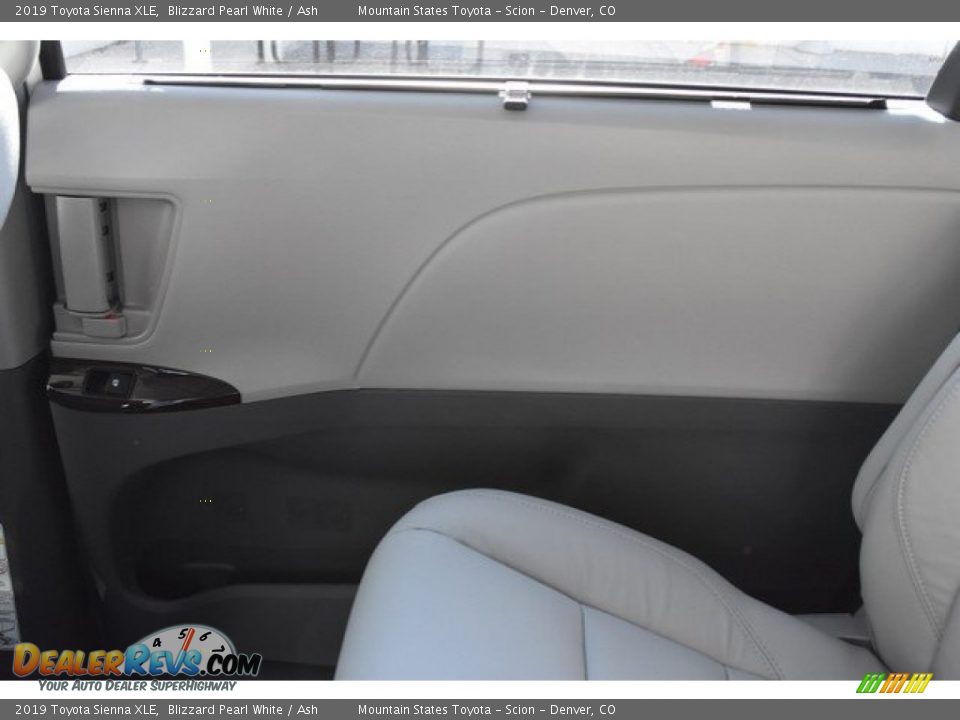 2019 Toyota Sienna XLE Blizzard Pearl White / Ash Photo #25