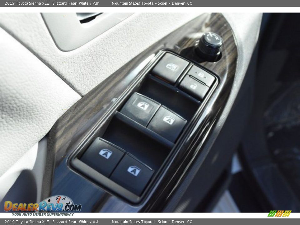 2019 Toyota Sienna XLE Blizzard Pearl White / Ash Photo #26