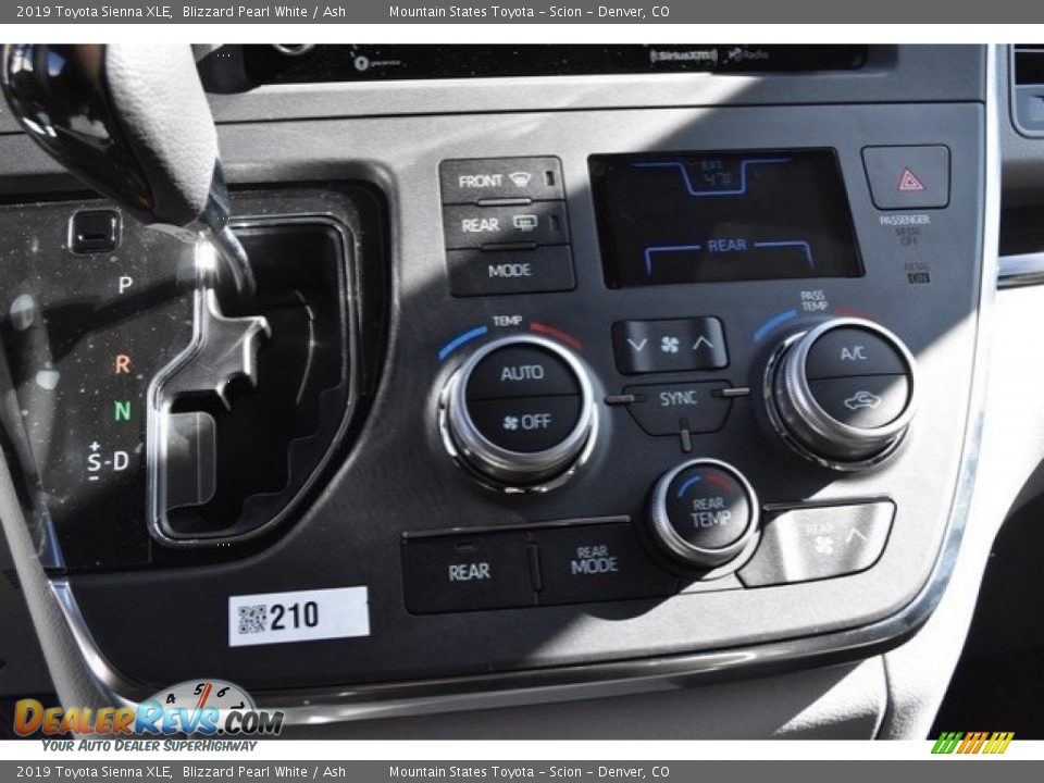 2019 Toyota Sienna XLE Blizzard Pearl White / Ash Photo #31