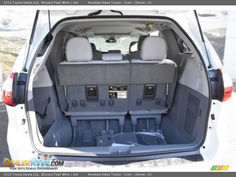 2019 Toyota Sienna XLE Blizzard Pearl White / Ash Photo #32