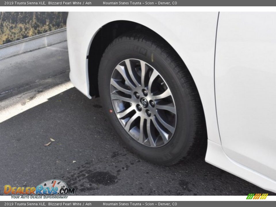 2019 Toyota Sienna XLE Blizzard Pearl White / Ash Photo #34