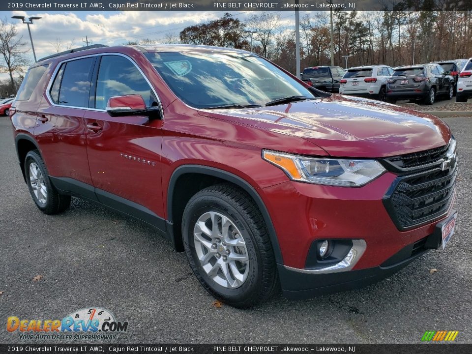 Front 3/4 View of 2019 Chevrolet Traverse LT AWD Photo #1