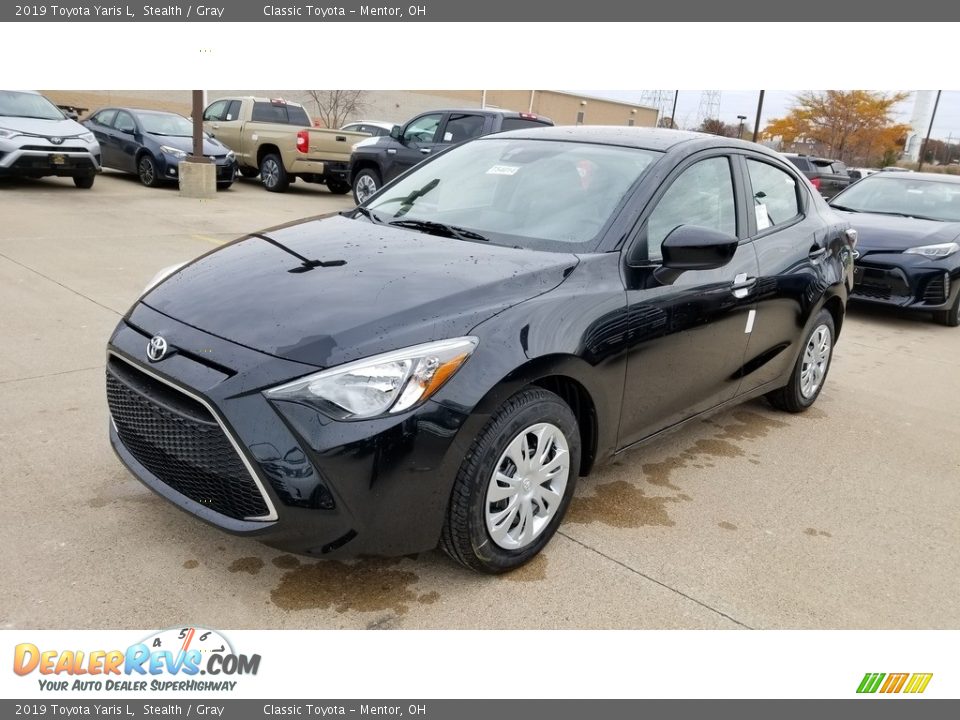 Front 3/4 View of 2019 Toyota Yaris L Photo #1