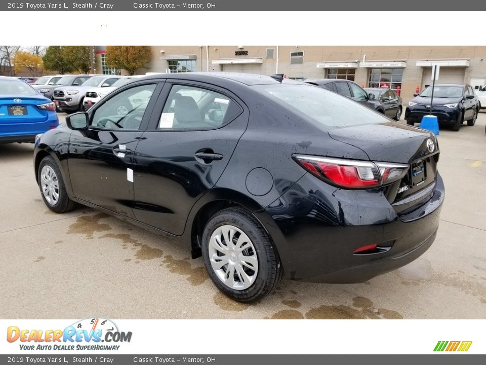 2019 Toyota Yaris L Stealth / Gray Photo #2