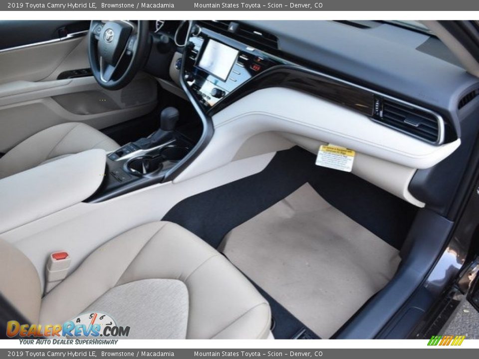 2019 Toyota Camry Hybrid LE Brownstone / Macadamia Photo #10