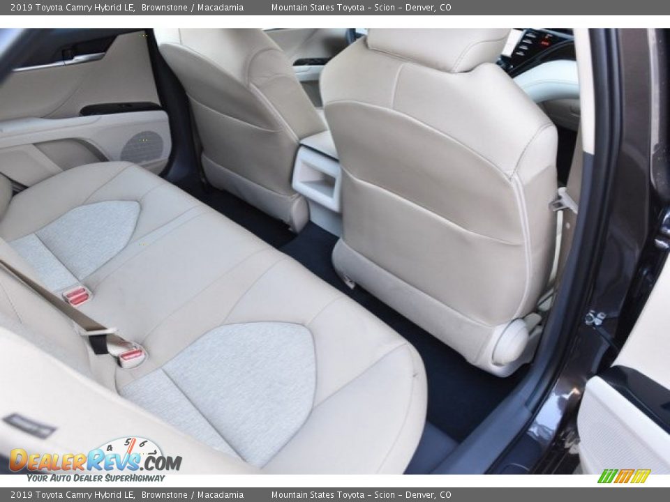 2019 Toyota Camry Hybrid LE Brownstone / Macadamia Photo #16