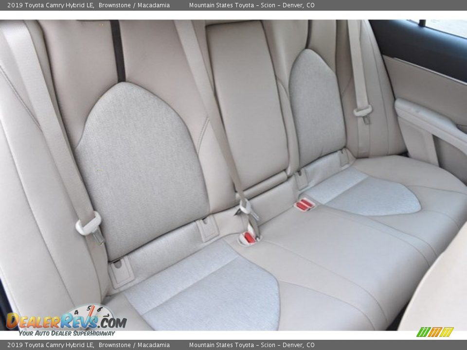 2019 Toyota Camry Hybrid LE Brownstone / Macadamia Photo #18