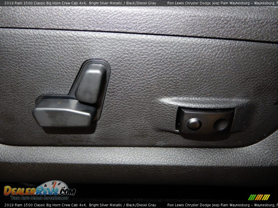 2019 Ram 1500 Classic Big Horn Crew Cab 4x4 Bright Silver Metallic / Black/Diesel Gray Photo #17