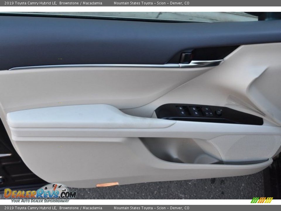 2019 Toyota Camry Hybrid LE Brownstone / Macadamia Photo #19
