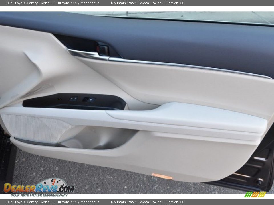 2019 Toyota Camry Hybrid LE Brownstone / Macadamia Photo #21