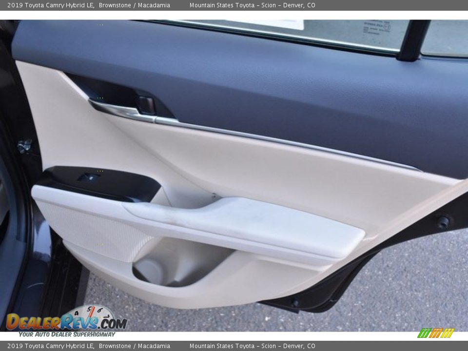 2019 Toyota Camry Hybrid LE Brownstone / Macadamia Photo #22