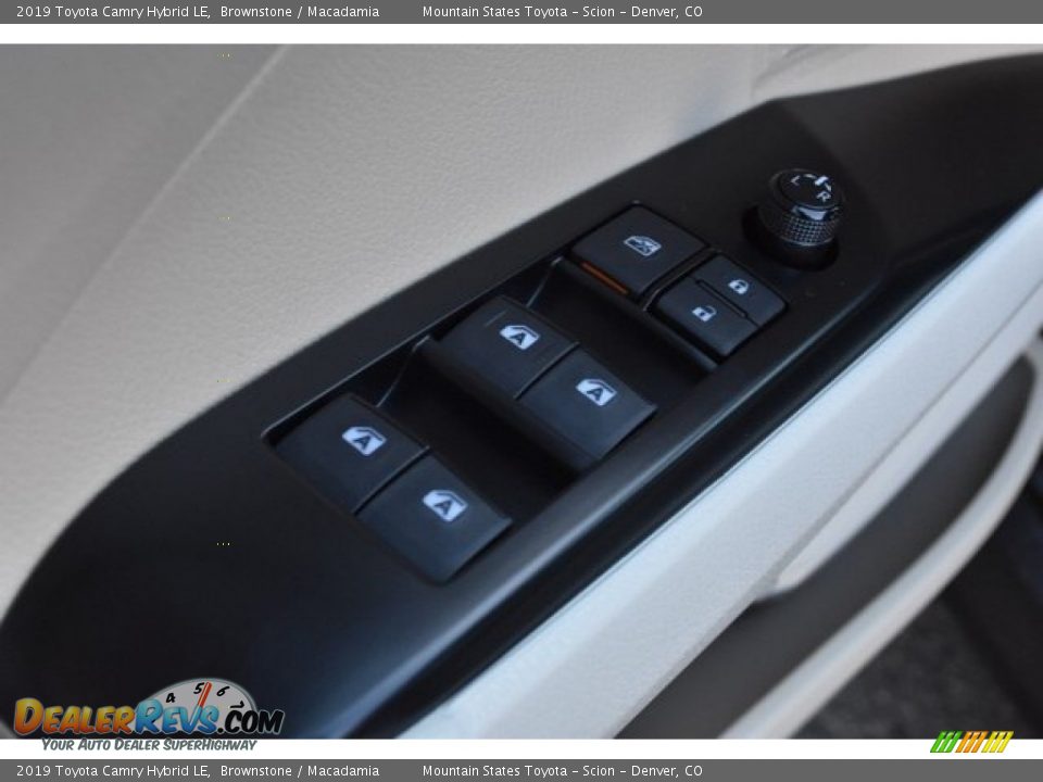 2019 Toyota Camry Hybrid LE Brownstone / Macadamia Photo #23