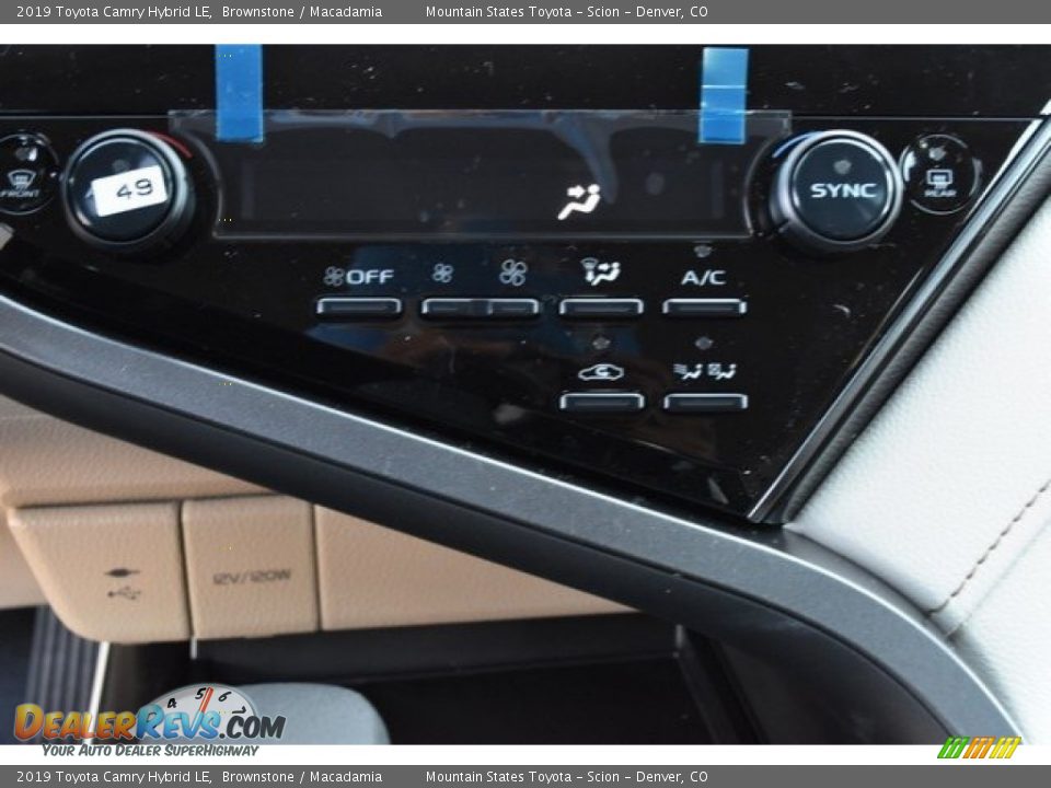 2019 Toyota Camry Hybrid LE Brownstone / Macadamia Photo #28