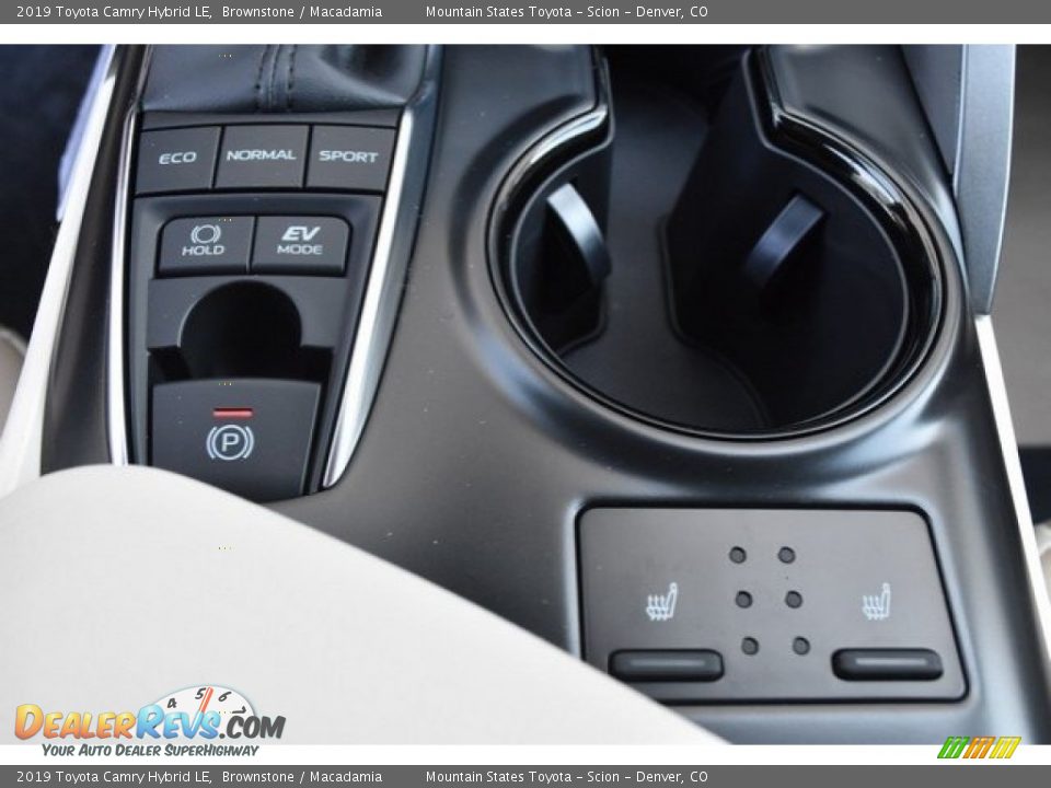 2019 Toyota Camry Hybrid LE Brownstone / Macadamia Photo #29