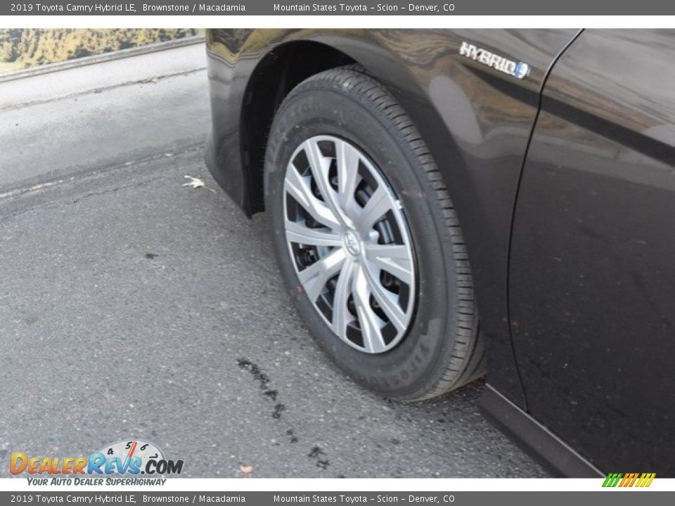 2019 Toyota Camry Hybrid LE Brownstone / Macadamia Photo #32