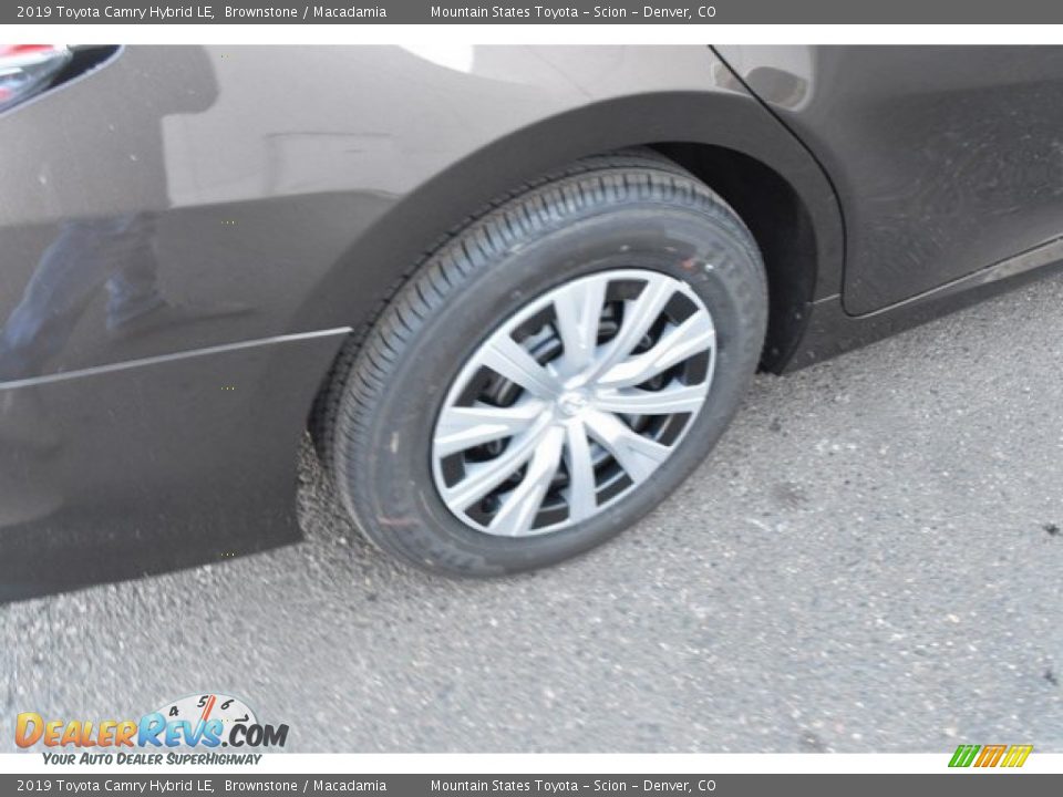 2019 Toyota Camry Hybrid LE Brownstone / Macadamia Photo #34
