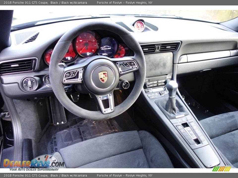 Dashboard of 2018 Porsche 911 GTS Coupe Photo #17