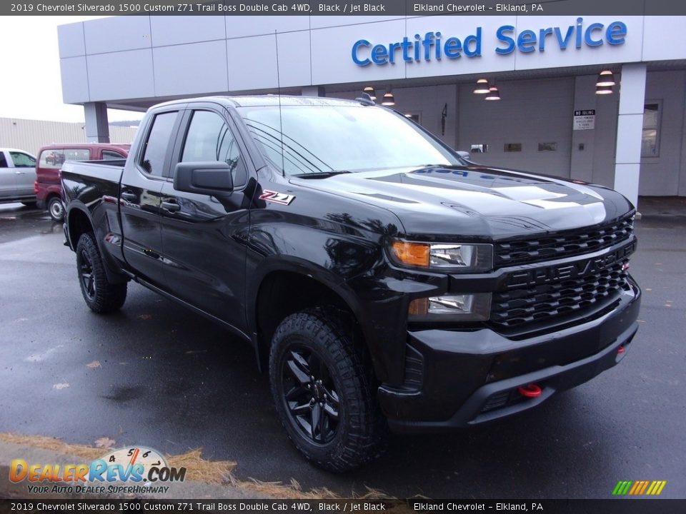 Front 3/4 View of 2019 Chevrolet Silverado 1500 Custom Z71 Trail Boss Double Cab 4WD Photo #1