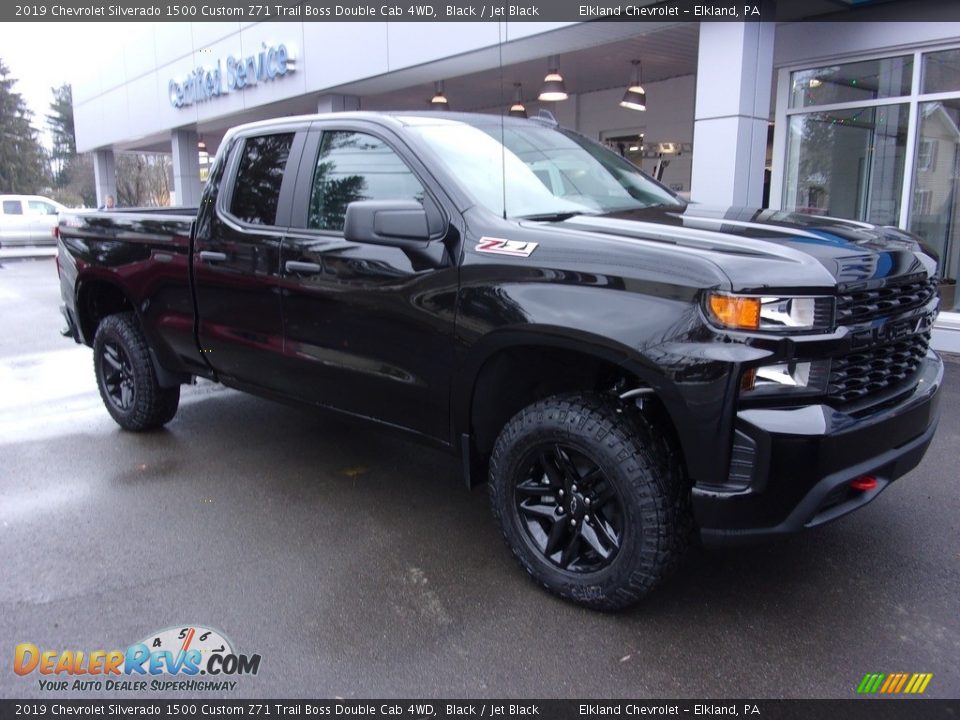 Front 3/4 View of 2019 Chevrolet Silverado 1500 Custom Z71 Trail Boss Double Cab 4WD Photo #8