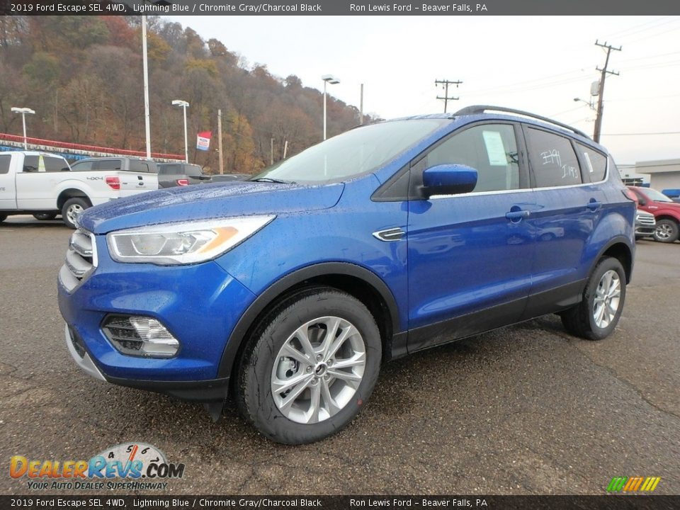 Front 3/4 View of 2019 Ford Escape SEL 4WD Photo #7