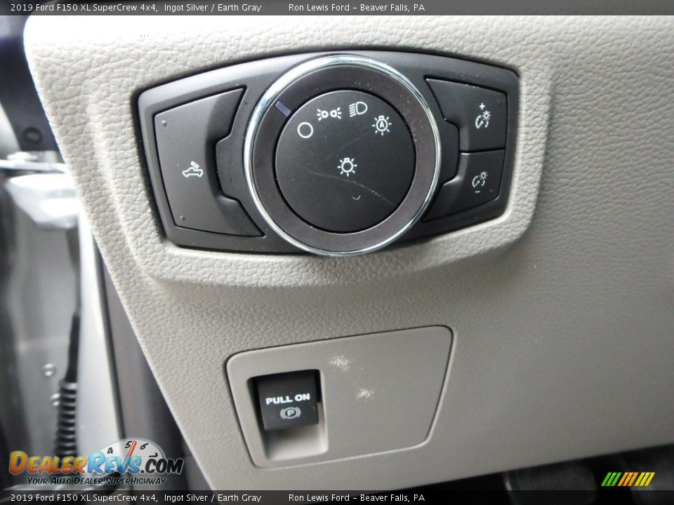 Controls of 2019 Ford F150 XL SuperCrew 4x4 Photo #15