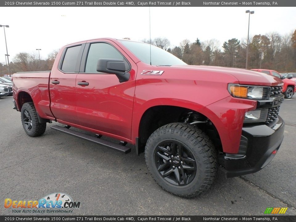 Front 3/4 View of 2019 Chevrolet Silverado 1500 Custom Z71 Trail Boss Double Cab 4WD Photo #3