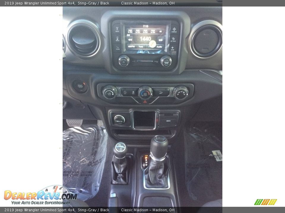 Controls of 2019 Jeep Wrangler Unlimited Sport 4x4 Photo #13