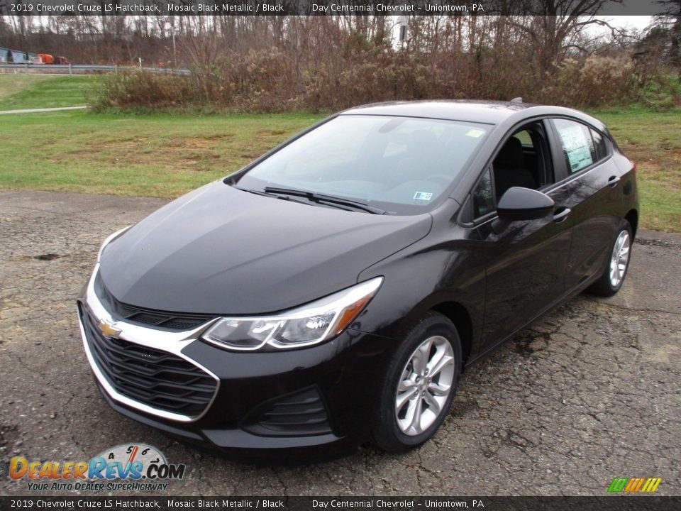 Front 3/4 View of 2019 Chevrolet Cruze LS Hatchback Photo #5