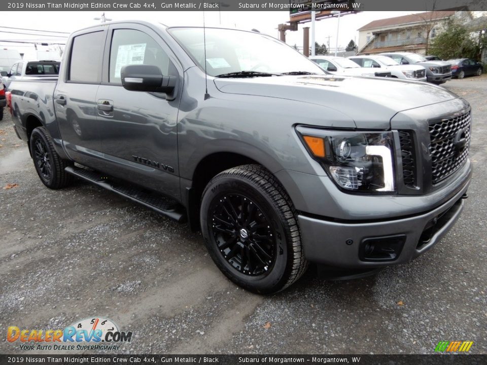 Front 3/4 View of 2019 Nissan Titan Midnight Edition Crew Cab 4x4 Photo #1