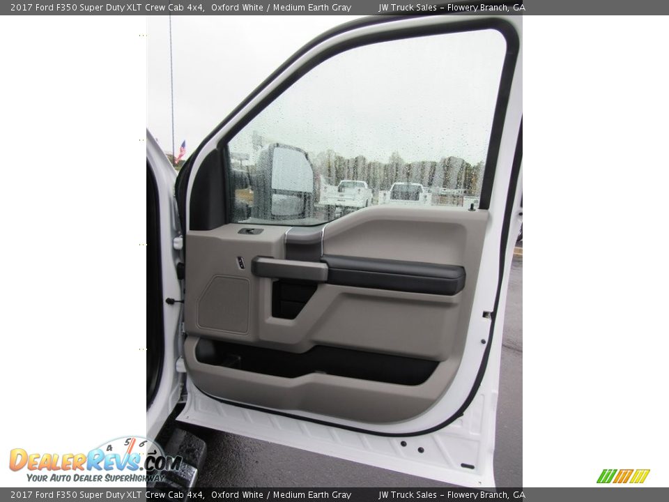 2017 Ford F350 Super Duty XLT Crew Cab 4x4 Oxford White / Medium Earth Gray Photo #9
