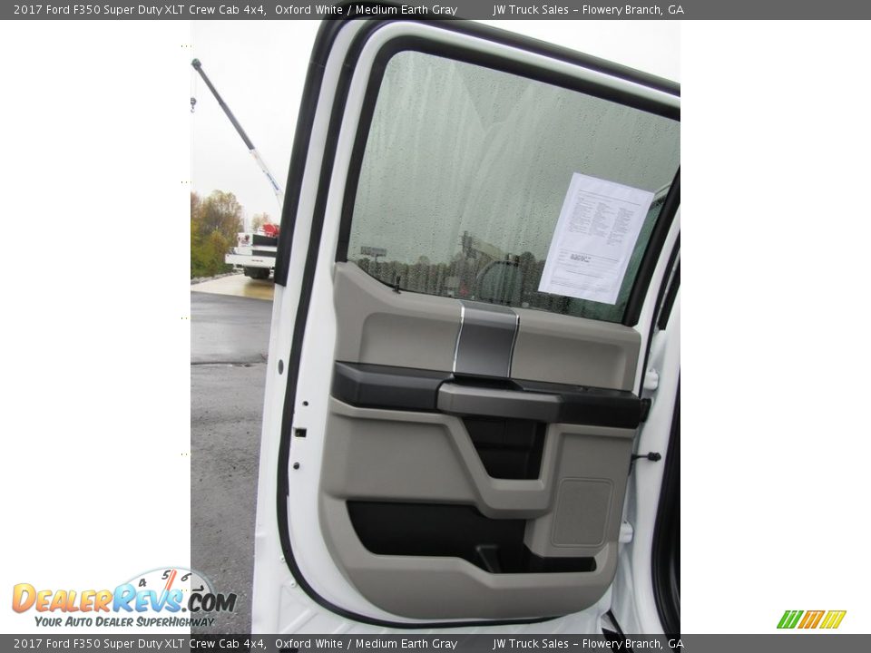 2017 Ford F350 Super Duty XLT Crew Cab 4x4 Oxford White / Medium Earth Gray Photo #28