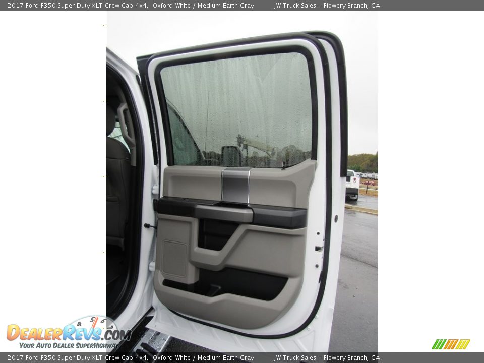 2017 Ford F350 Super Duty XLT Crew Cab 4x4 Oxford White / Medium Earth Gray Photo #32