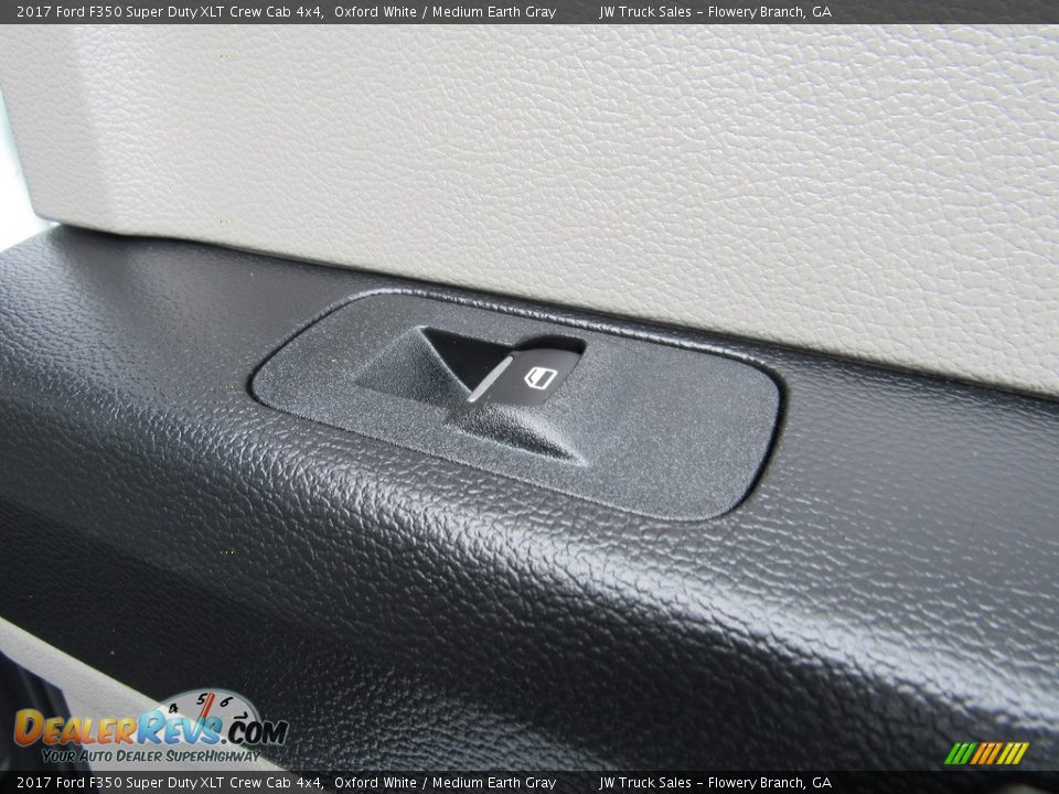 2017 Ford F350 Super Duty XLT Crew Cab 4x4 Oxford White / Medium Earth Gray Photo #33