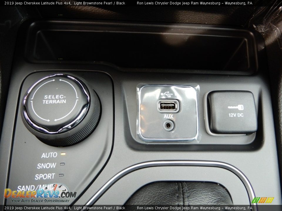 2019 Jeep Cherokee Latitude Plus 4x4 Light Brownstone Pearl / Black Photo #18