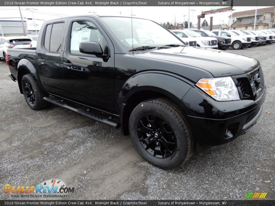 Front 3/4 View of 2019 Nissan Frontier Midnight Edition Crew Cab 4x4 Photo #1