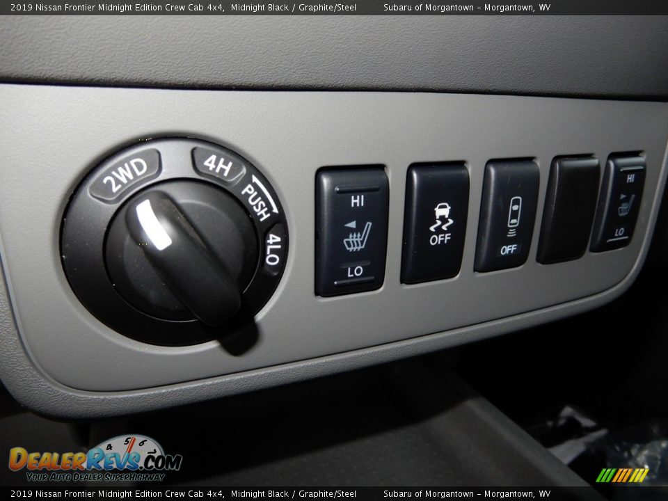 Controls of 2019 Nissan Frontier Midnight Edition Crew Cab 4x4 Photo #17