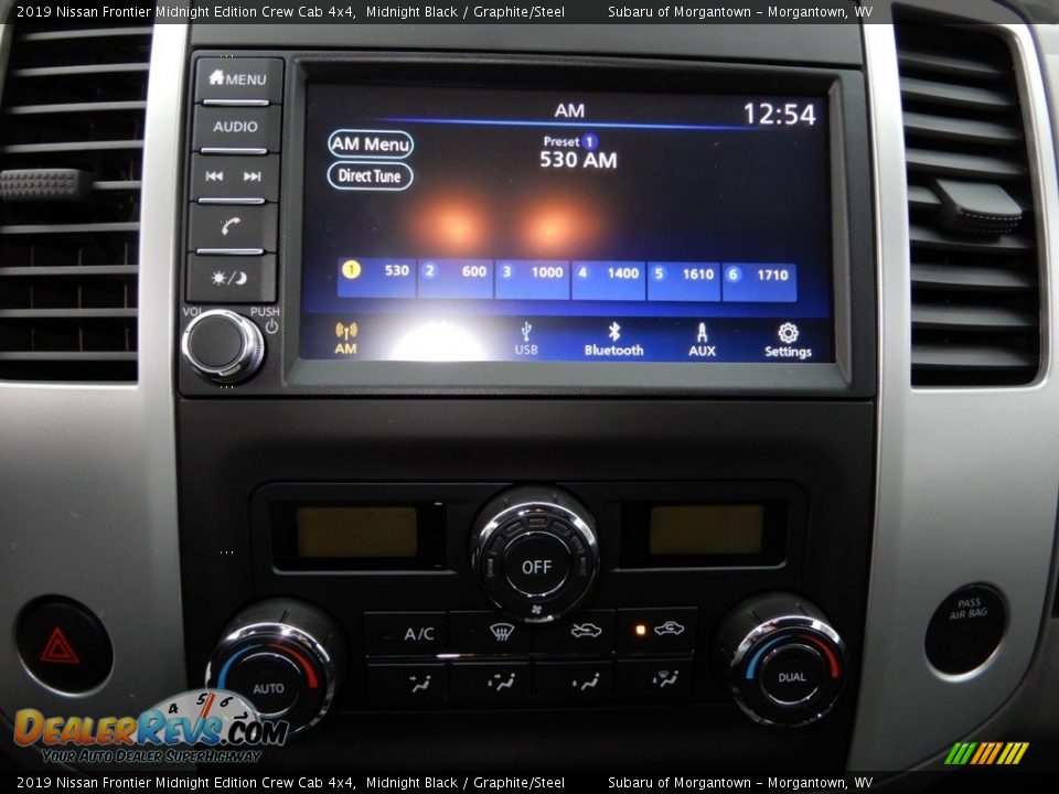 Controls of 2019 Nissan Frontier Midnight Edition Crew Cab 4x4 Photo #20