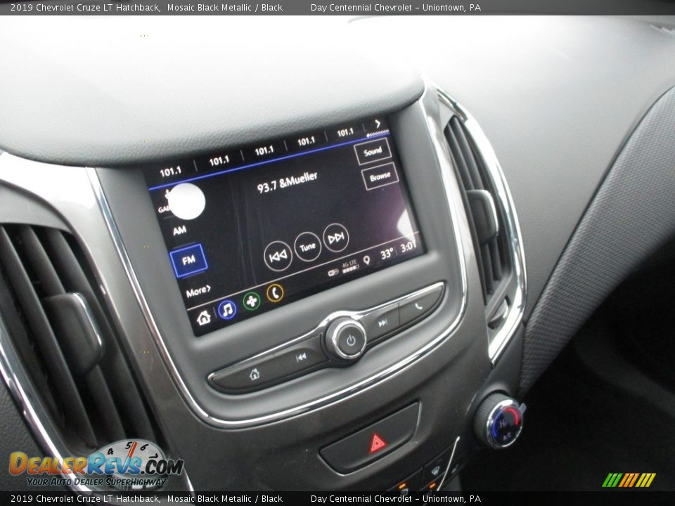 Controls of 2019 Chevrolet Cruze LT Hatchback Photo #9