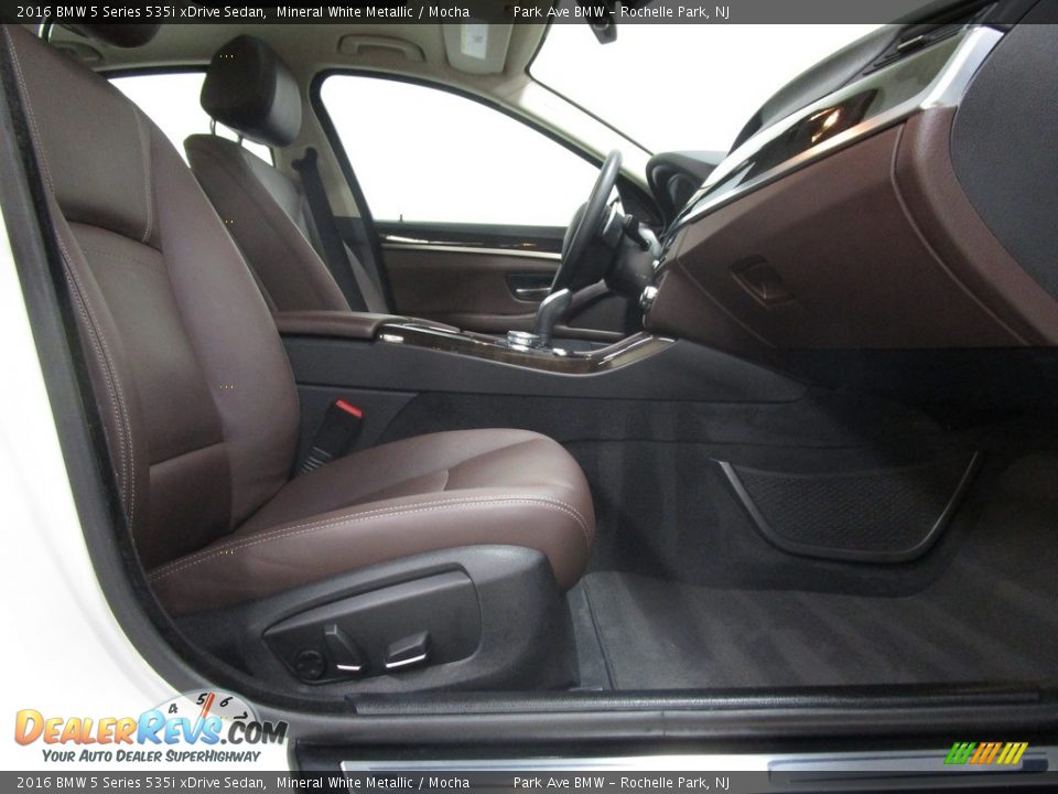 2016 BMW 5 Series 535i xDrive Sedan Mineral White Metallic / Mocha Photo #15