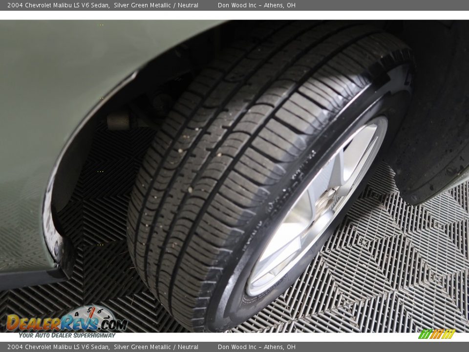 2004 Chevrolet Malibu LS V6 Sedan Silver Green Metallic / Neutral Photo #26