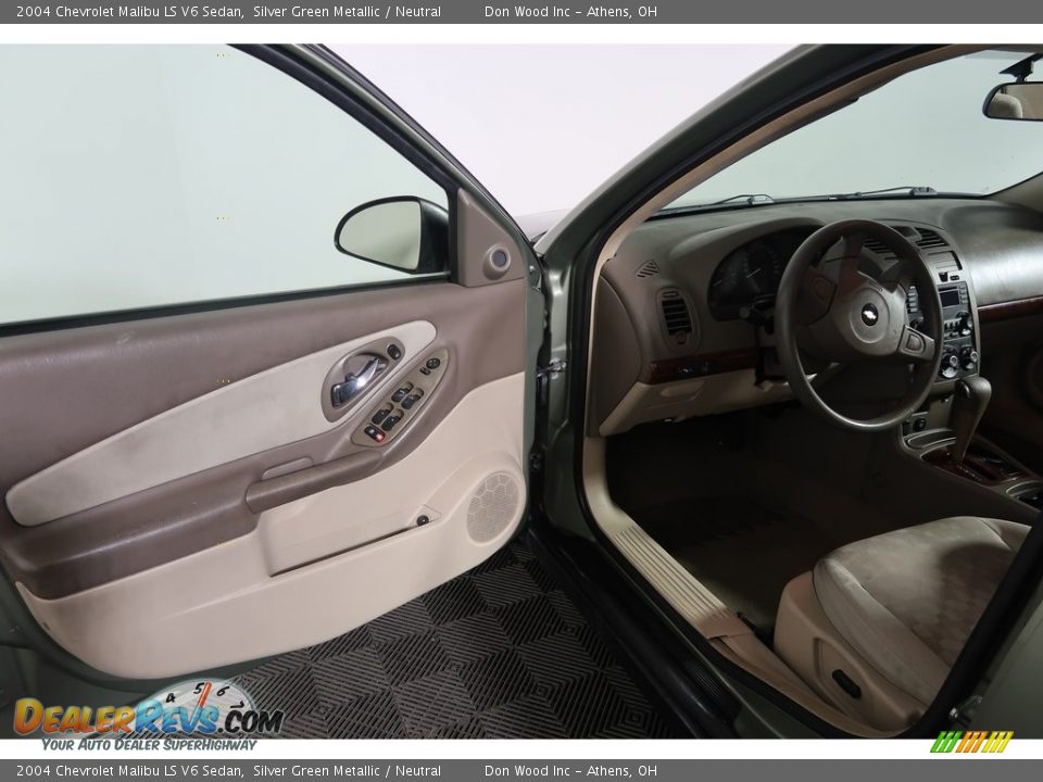 2004 Chevrolet Malibu LS V6 Sedan Silver Green Metallic / Neutral Photo #35