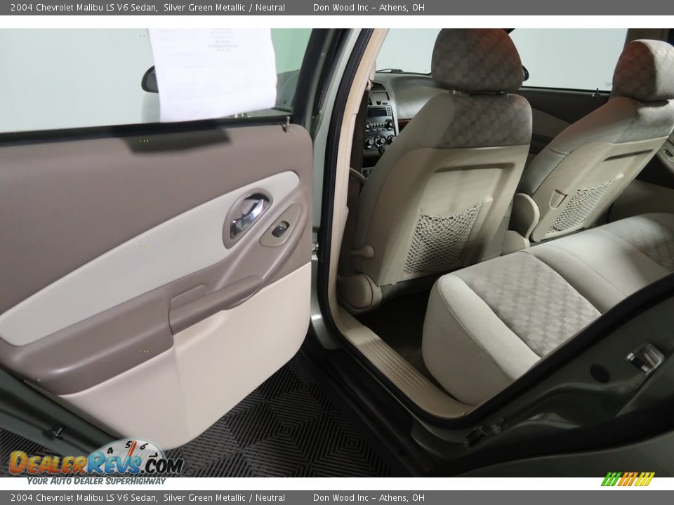 2004 Chevrolet Malibu LS V6 Sedan Silver Green Metallic / Neutral Photo #36
