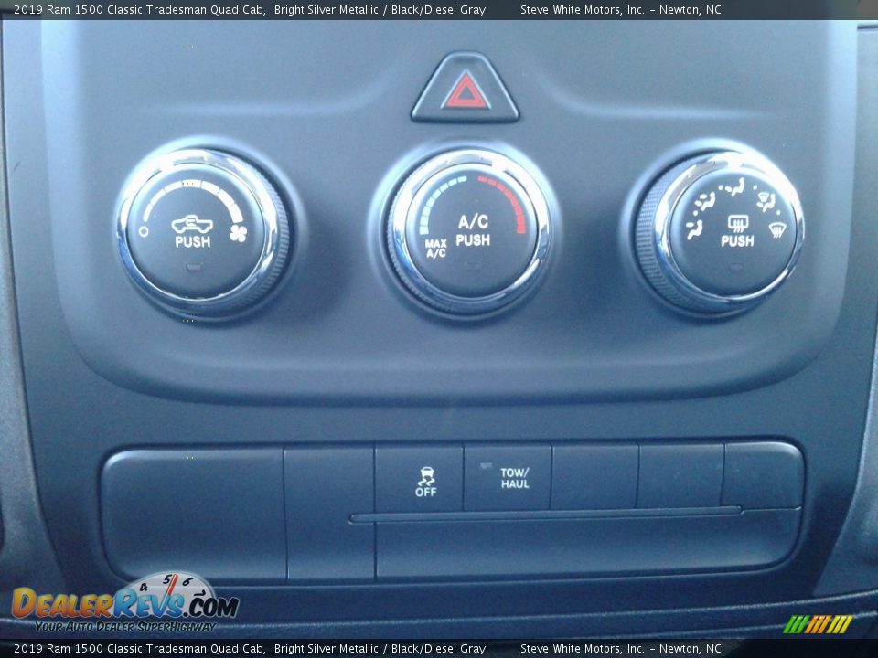 2019 Ram 1500 Classic Tradesman Quad Cab Bright Silver Metallic / Black/Diesel Gray Photo #21