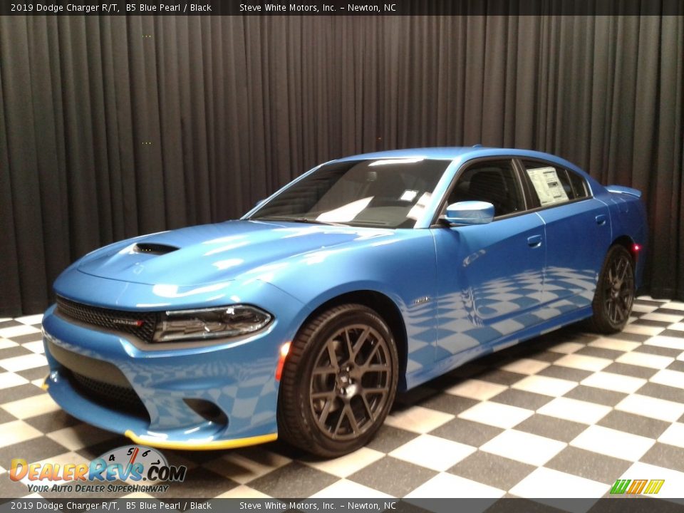 Front 3/4 View of 2019 Dodge Charger R/T Photo #2