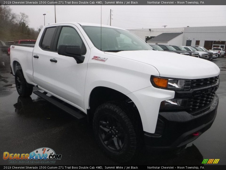 Front 3/4 View of 2019 Chevrolet Silverado 1500 Custom Z71 Trail Boss Double Cab 4WD Photo #7