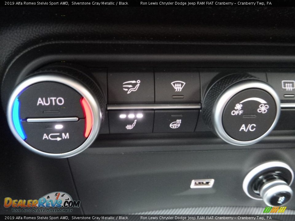 Controls of 2019 Alfa Romeo Stelvio Sport AWD Photo #25