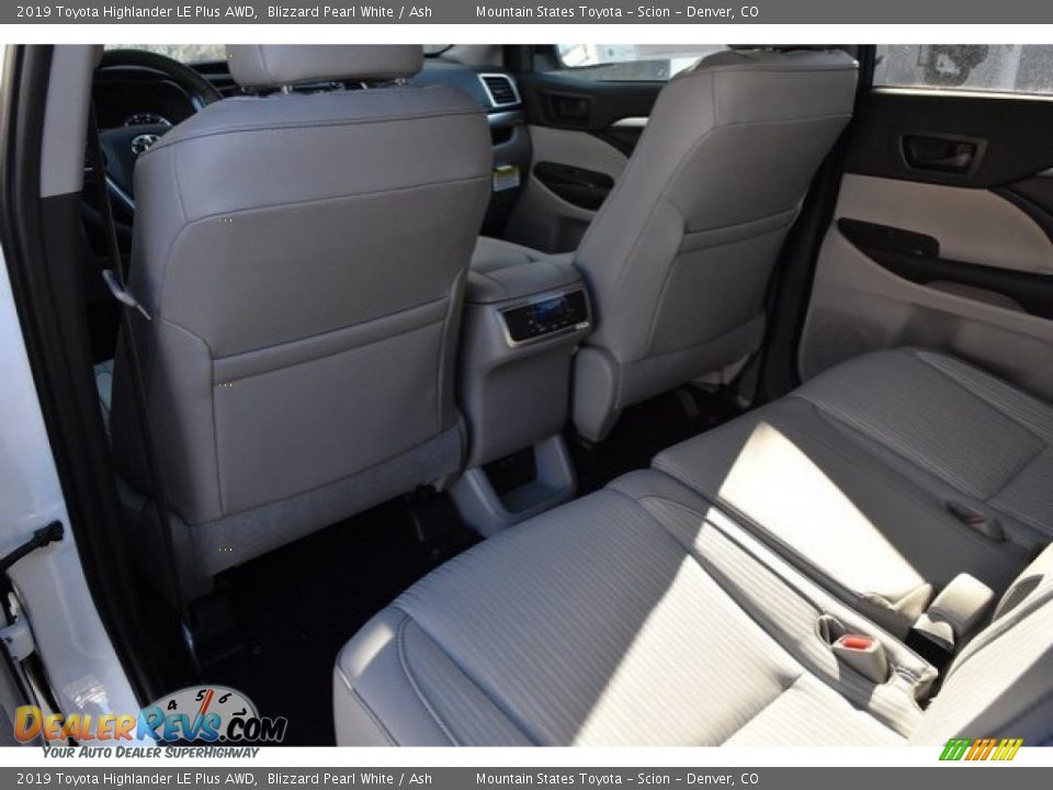 2019 Toyota Highlander LE Plus AWD Blizzard Pearl White / Ash Photo #13
