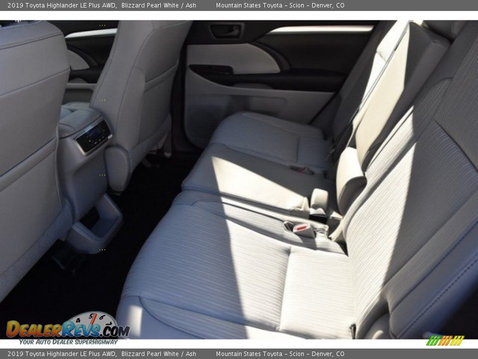 2019 Toyota Highlander LE Plus AWD Blizzard Pearl White / Ash Photo #14