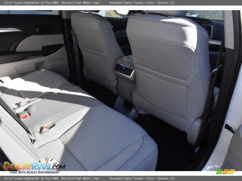 2019 Toyota Highlander LE Plus AWD Blizzard Pearl White / Ash Photo #17