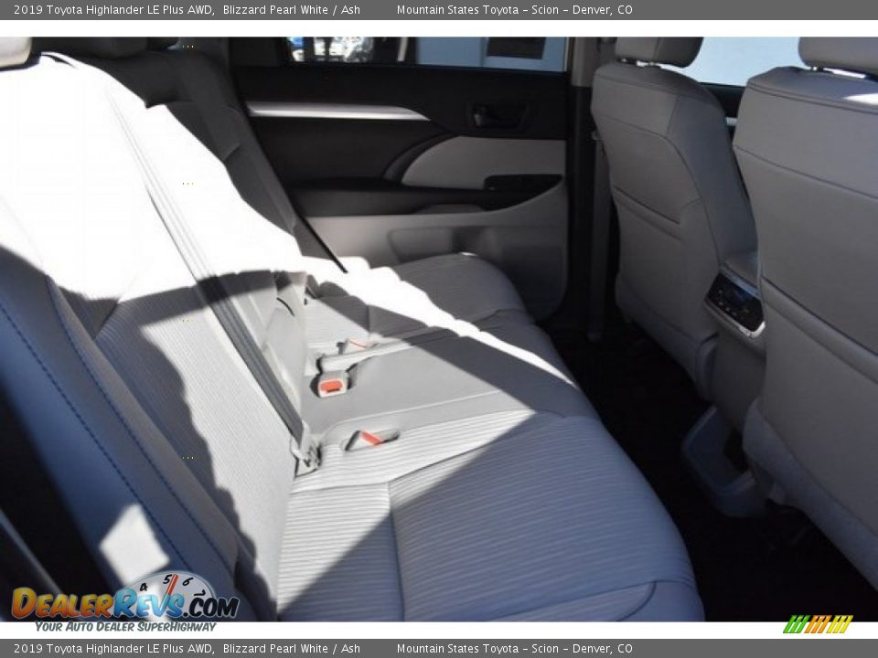 2019 Toyota Highlander LE Plus AWD Blizzard Pearl White / Ash Photo #18